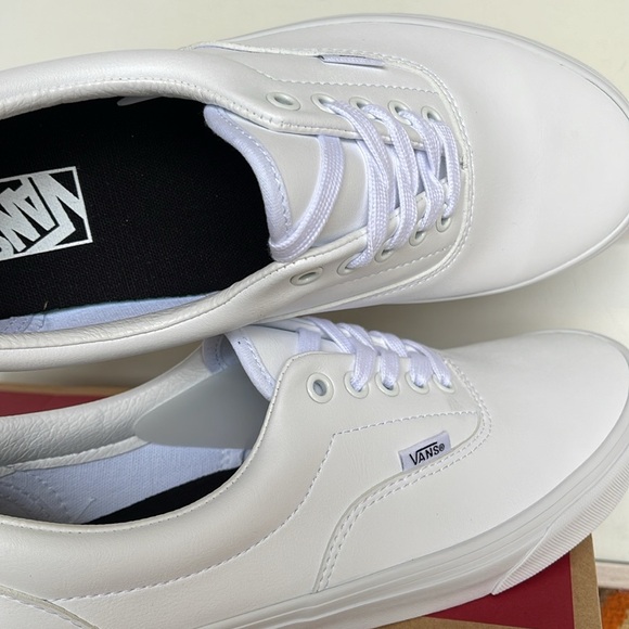 Vans Men’s Era Classic Tumble)Truewhite
VN0A38FRODJ
Sneakers - Picture 4 of 16